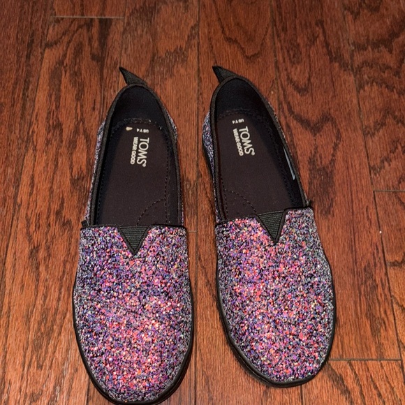 New in box - kids black chunky glitter ✨ Tom’s slides in size 4 youth. - Picture 5 of 9